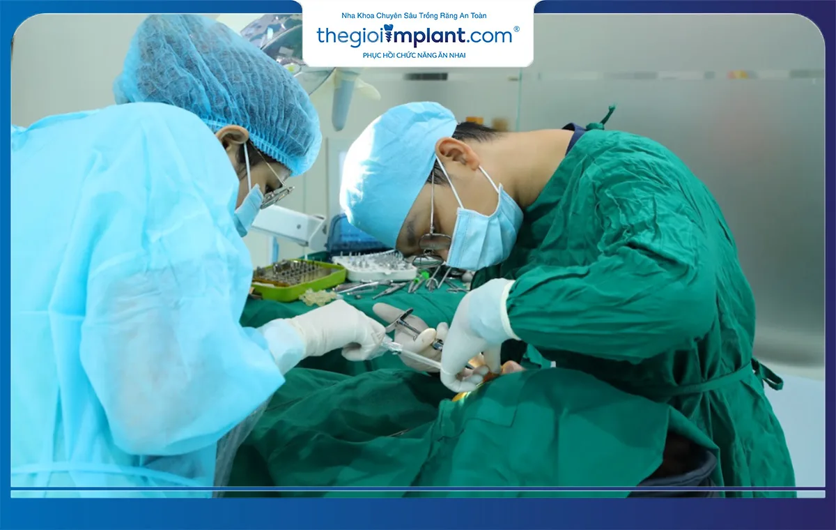 Bác sĩ sẽ tiến hành gây tê để loại bỏ cảm giác đau khi trồng implant răng cửa