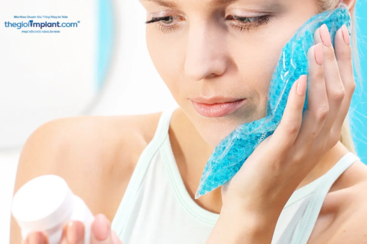 Chườm đá lạnh là phương pháp hiệu quả giúp giảm sưng và đau nhức