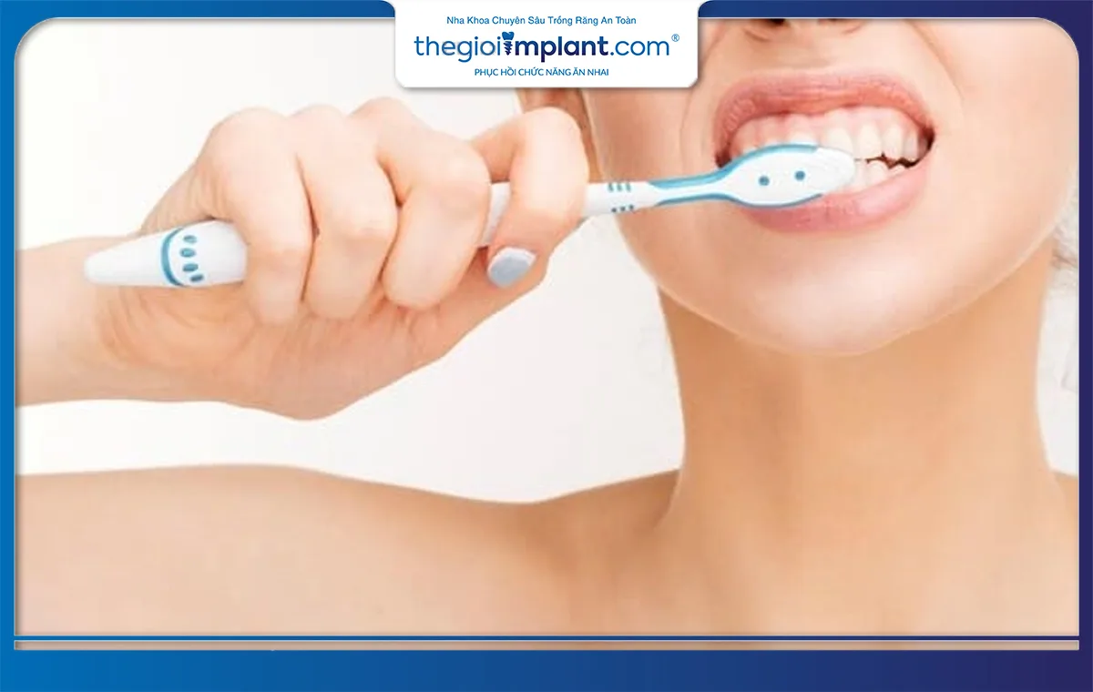 Bạn nên đánh răng nhẹ nhàng bằng bàn chải đánh răng lông mềm
