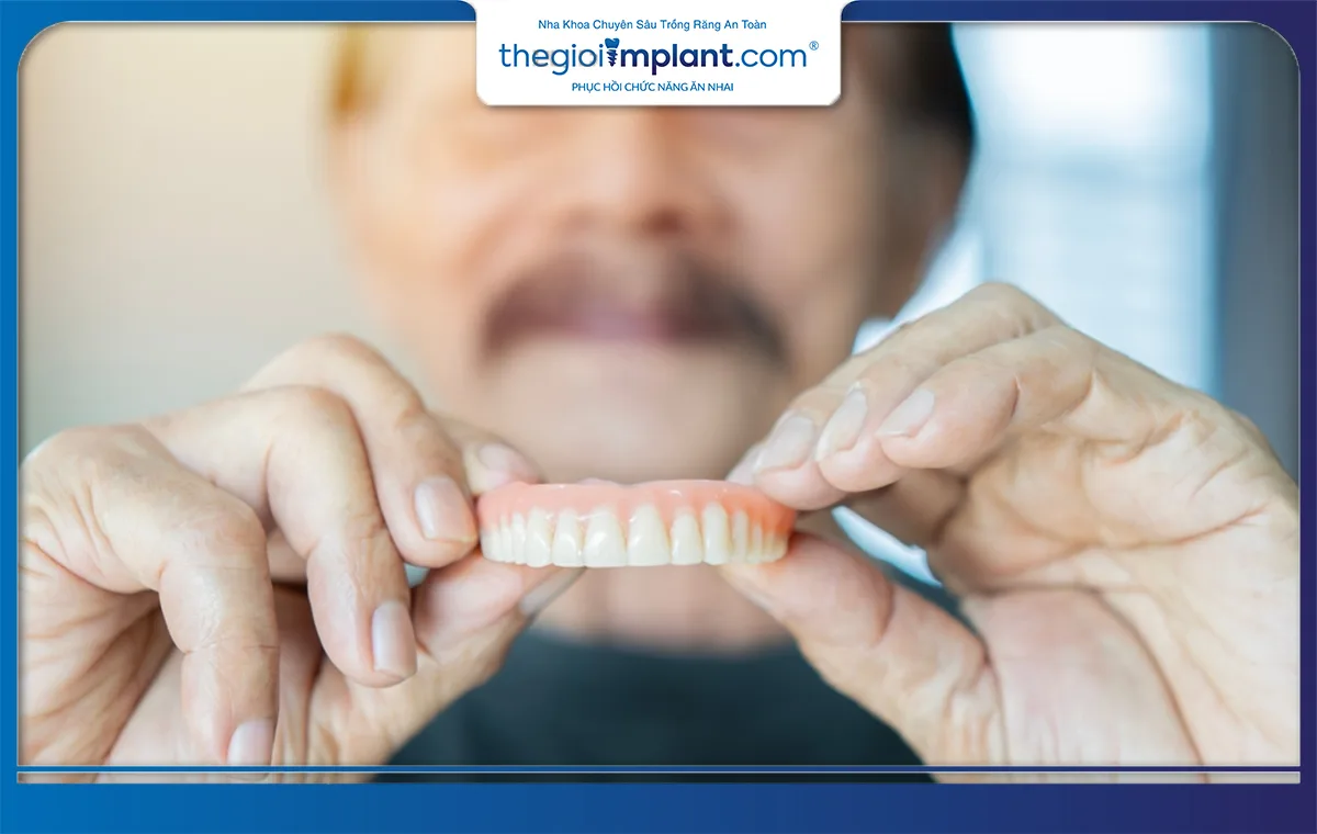 Làm hàm răng giả tháo là phương pháp trồng răng cho người già phổ biến