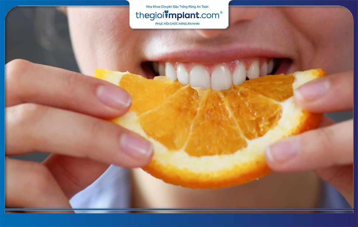 Khi răng và trụ dần ổn định có thể ăn trái cây giàu vitamin C để phục hồi