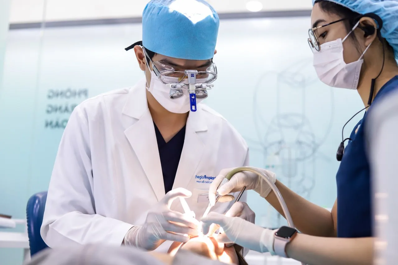 Trồng răng Implant là gì? Toàn bộ kiến thức từ A-Z cho người mới tìm hiểu