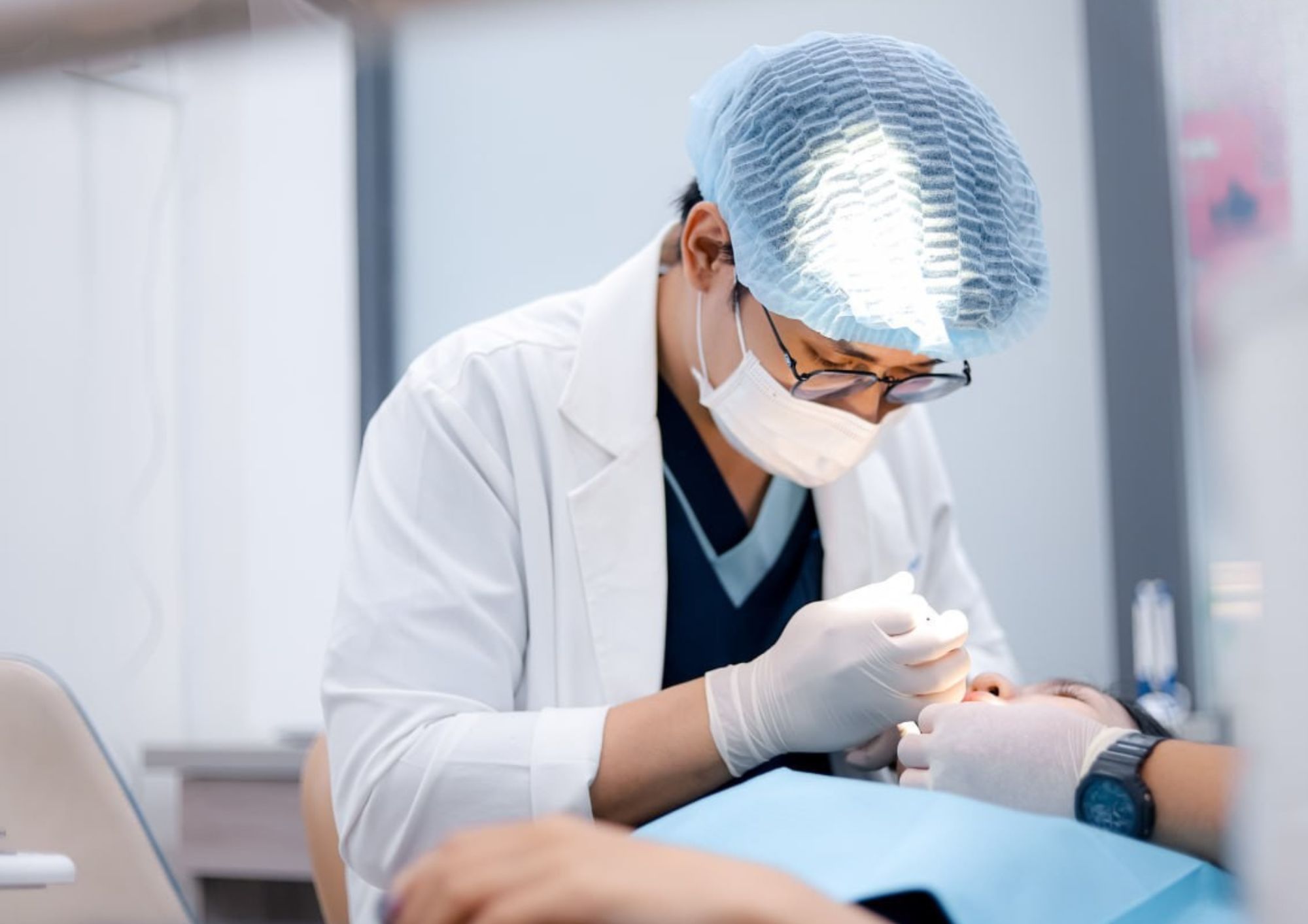 Trồng răng Implant là gì? Toàn bộ kiến thức từ A-Z cho người mới tìm hiểu